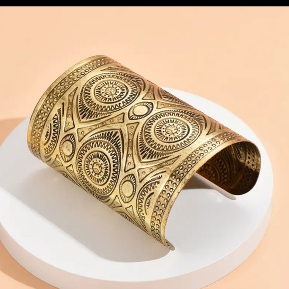 Vintage Devils Eye Yellow Gold Cuff Bracelet - Picture 4 of 4